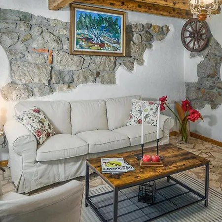 Dom wakacyjny Stunning In With House A Panoramic View Roč