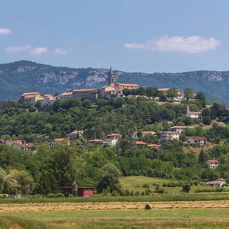 Dom wakacyjny Stunning In With House A Panoramic View Roč